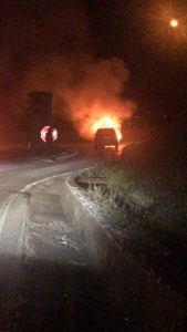 Auto in fiamme all'incrocio per la Piaggia della Scimmia