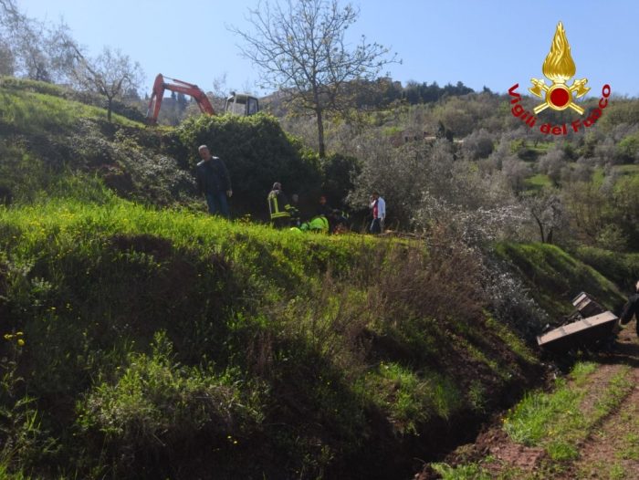 Si ribalta col trattore, muore 64enne
