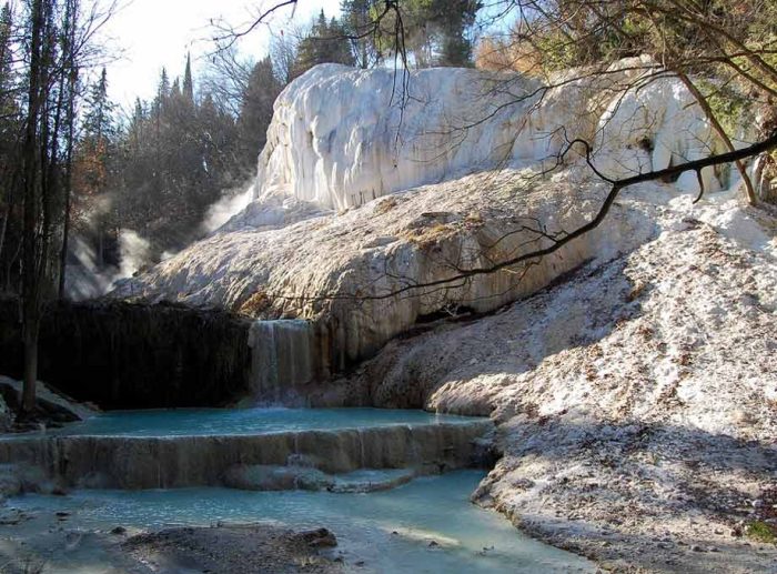 Paura e delirio alle terme: sassi e fango contro i bagnanti, calci e pugni ai carabinieri