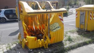 Cassonetto della carta brucia a Castellina Scalo