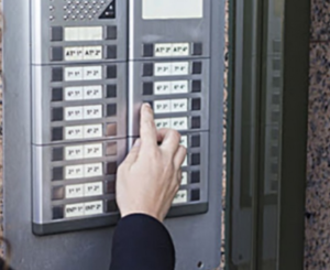 Ubriachi suonano all'impazzata di notte i campanelli di un condominio: "Cerchiamo le prostitute"