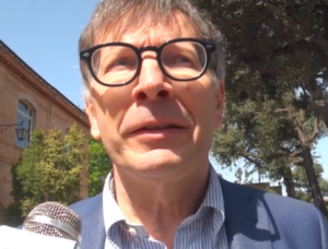 De Mossi tuona: "Nella mia lista e in quelle dei partiti che mi sostengono nessuno legato al groviglio"