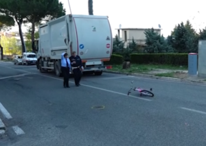 Ancora grave il bimbo di 10 anni che si &egrave; schiantato con la bici contro un camion della nettezza urbana