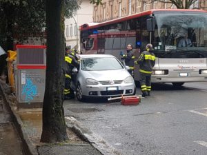 Liberati i due bimbi rimasti chiusi in auto