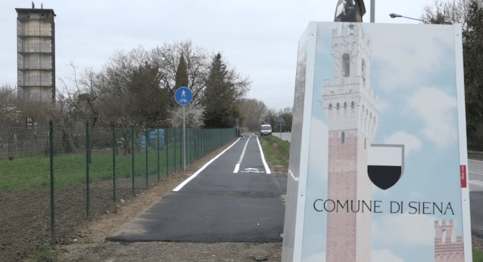 Pista ciclabile senza sfondo: lo strano caso di Isola d'Arbia fa discutere