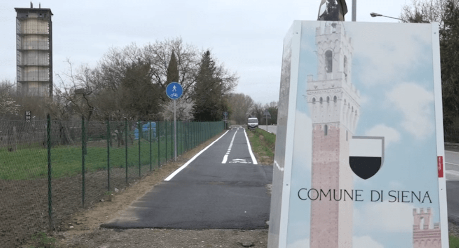 Pista dove sfrecciano le auto a gran velocità cuo Pista dove sfrecciano le auto a gran velocità cuo