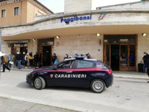 Anziano rimane intrappolato nei binari della ferrovia, i carabinieri lo salvano
