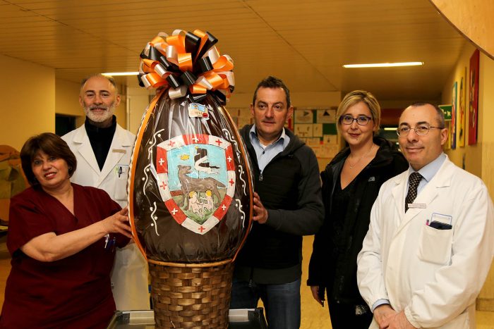 La contrada della Lupa dona un uovo di cioccolato gigante ai bimbi di Pediatria