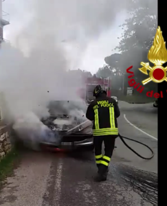 Auto in fiamme a Bottega Nuova - VIDEO