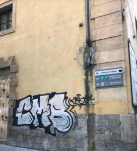 Writer sfregia i muri del centro storico di Siena nel cuore della notte