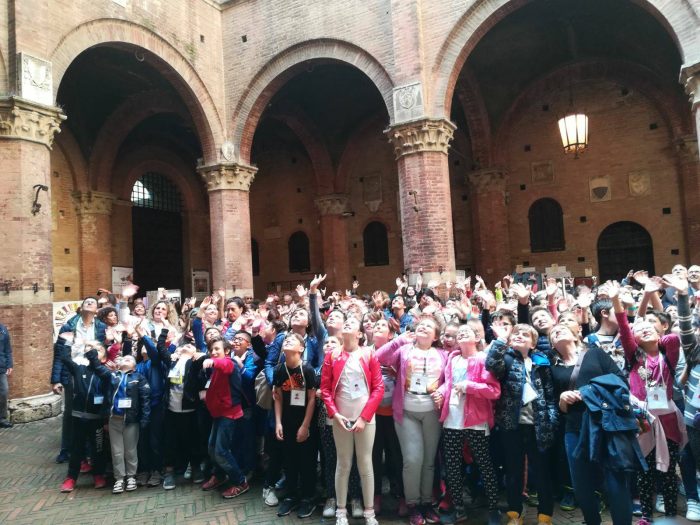 "S&ograve;na s&ograve;na campanella", nel Cortile del Podest&agrave; l'apertura della mostra dei ragazzi delle primarie - FOTO
