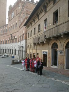 Giornata mondiale della Croce Rossa, apposta la bandiera in Piazza del Campo