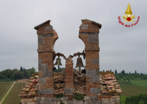 Ville di Corsano, fulmine colpisce la torre campanaria della Chiesa di San Giovanni Battista