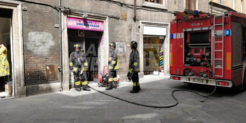 Incendio al Kebab di via Camollia: locale divorato dalle fiamme