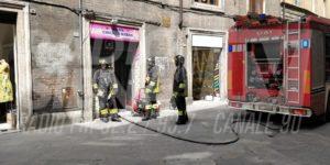 Incendio al Kebab di via Camollia: locale divorato dalle fiamme
