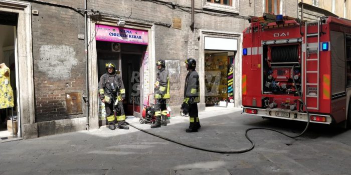 Incendio al Kebab di via Camollia: locale divorato dalle fiamme