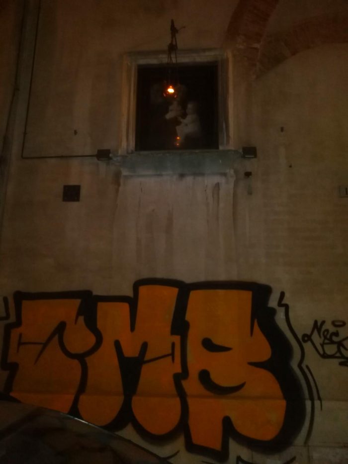 Scritte vandaliche in via Cecco Angiolieri ancora non ripulite