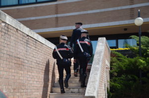 Acquistano telefonino rubato: fermati e denunciati