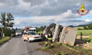 Si ribalta un autoarticolato, conducente alle Scotte col Pegaso