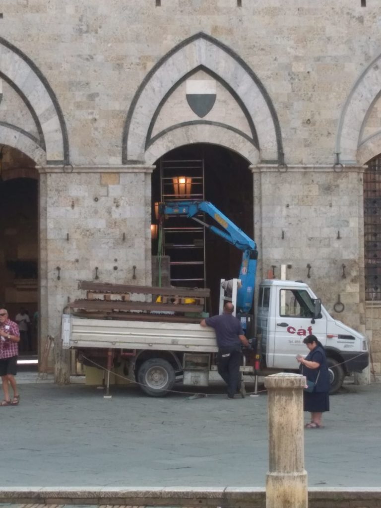 Continuano le operazioni di restauro delle porte del Palazzo Pubblico