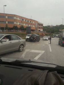 Spettacolare incidente a Colonna San Marco, traffico bloccato