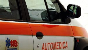 Un fiocco rosa blocca il traffico: bambina partorita in macchina