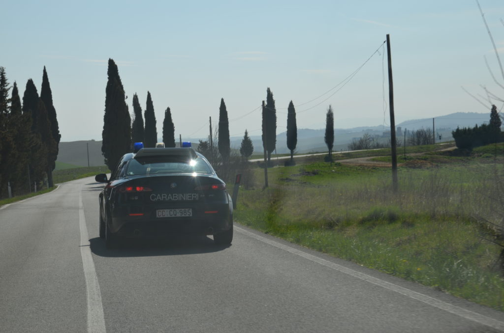 Cade granturco dal mezzo agricolo, strada bloccata per ore