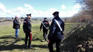 Omicidio Sinalunga, nella fuga l'assassino si &egrave; fratturato una gamba. Si cerca la pistola