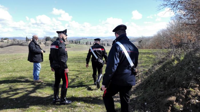 Omicidio Sinalunga, nella fuga l'assassino si &egrave; fratturato una gamba. Si cerca la pistola