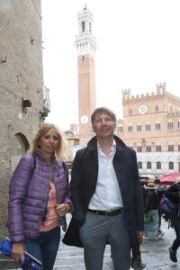Alessandra Mussolini fa tappa a Siena e sostiene la candidatura di Luigi De Mossi