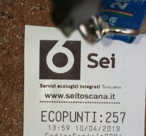 Ruba bottiglie e lattine dai cassonetti per vincere la sfida degli "Eco-punti"