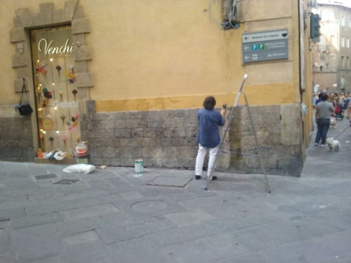 Ripulito il graffito in via delle Terme, si lavora per dare un nome al vandalo