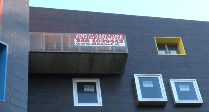 Il 22 giugno l'asta per il palazzo con le finestre colorate di viale Sardegna: costo 5 milioni di euro