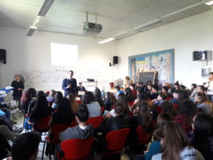 Questore e poliziotti in cattedra all'Istituto Caselli per parlare di bullismo e cyberbullismo.