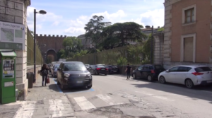 Porta Romana, è incubo parcheggi: la denuncia di negozianti e residenti