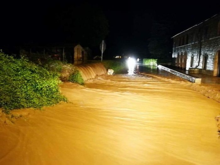 Bomba d'acqua a Rosia, vigili del fuoco a lavoro nella notte: il Sindaco di Sovicille rassicura la popolazione