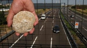 Sasso da un cavalcavia sull'Autopalio, colpita la macchina di un gruppo di senesi
