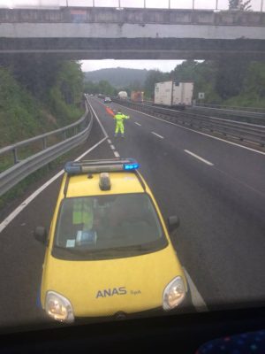 Scoppia una gomma, 37 passeggeri della Sita bloccati sull'Autopalio