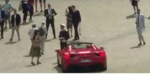 In Ferrari dentro la conchiglia di Piazza del Campo