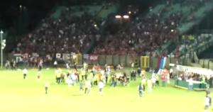 Robur-Reggiana 2-1, tensione al fischio finale: i tifosi ospiti entrano in campo