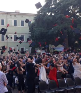 Tocchi nel cielo di Siena: Graduation Day in piazza San Francesco