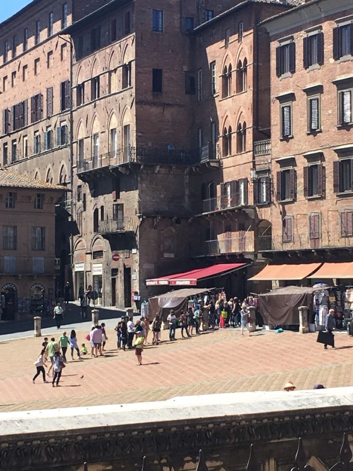 Fila in Piazza del Campo davanti al Mazzuoli per avvio liquidazione