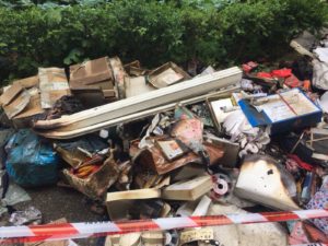 Incendio all'Antiporto, danneggiati due negozi - FOTO