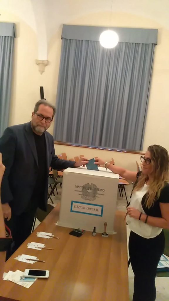 Pierluigi Piccini è il primo candidato a votare