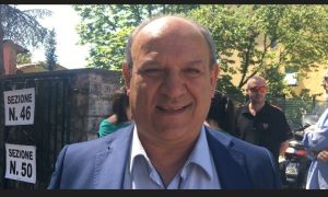 Fucito non vota ma serra le fila in piazza Amendola