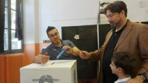 Massimo Sportelli al voto al seggio della scuola Saffi