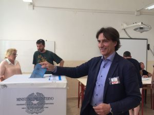 Chiti al voto al seggio del Caselli