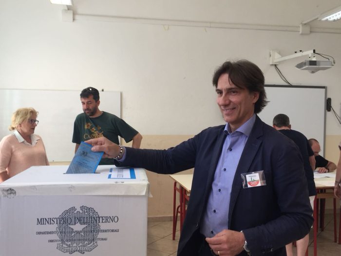 Chiti al voto al seggio del Caselli