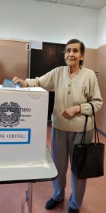 La signora Imola Belardi in cabina elettorale a 98 anni