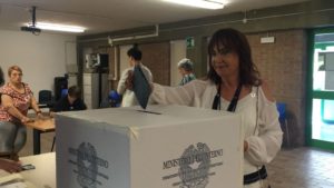 Nadia Maggi vota al seggio della Tozzi
